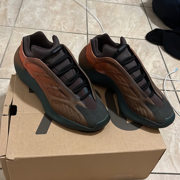 COPY - Yeezy 700v3 - Picture 2 of 4
